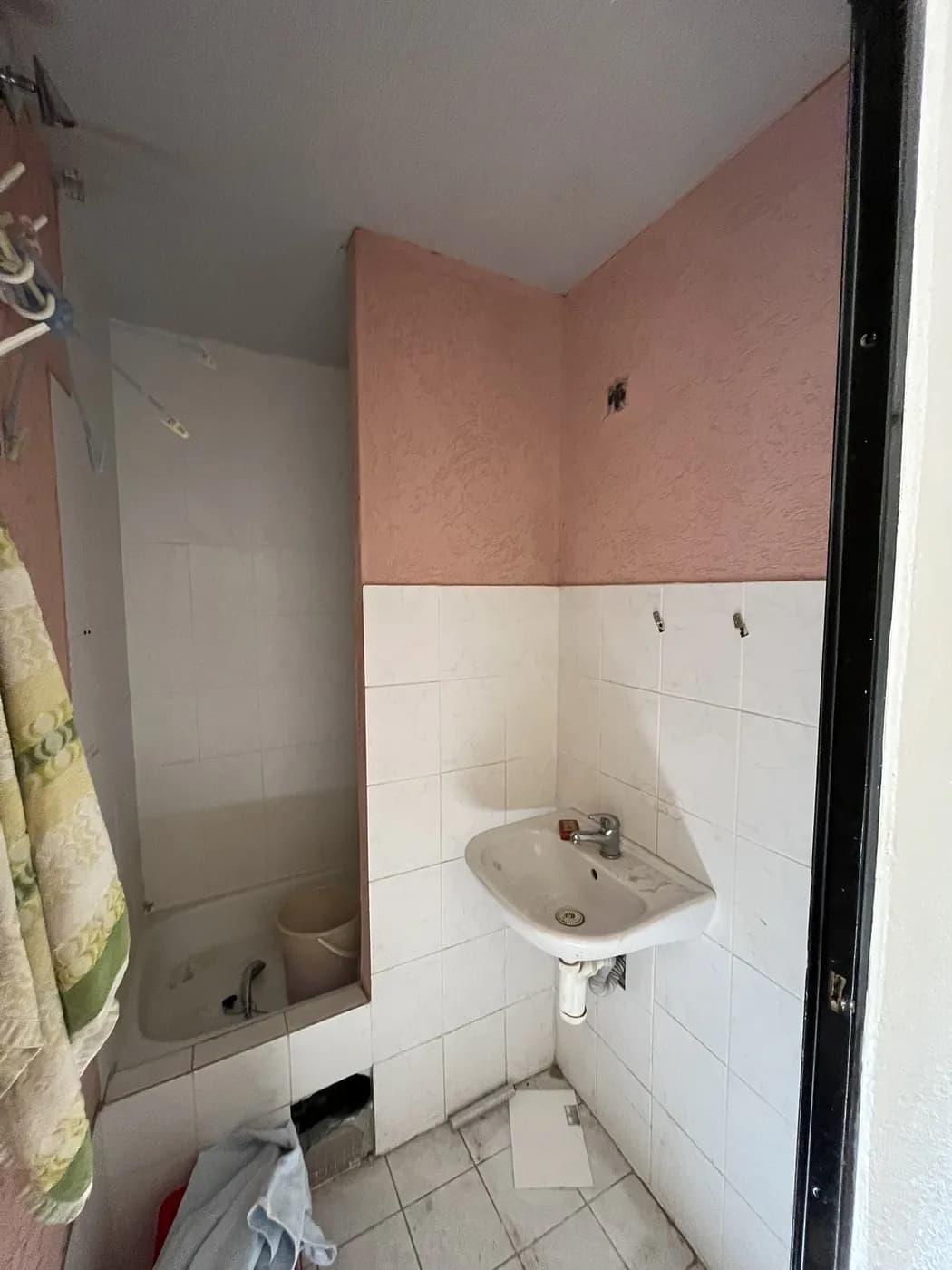 Koupelna s původním obkladem a vanou