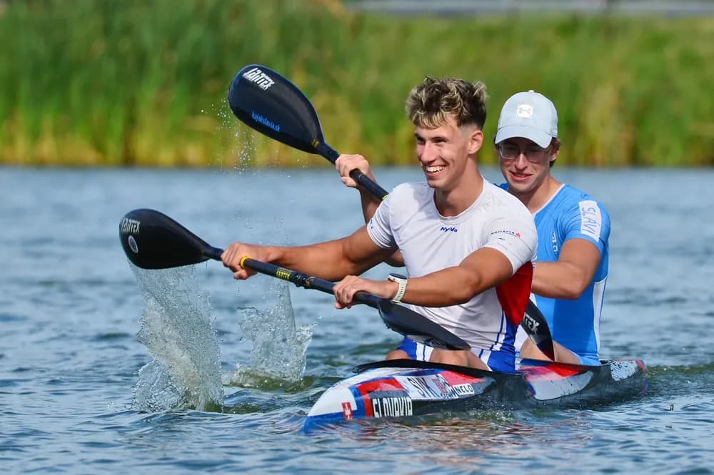 Dvojkajak mužov krátko po štarte